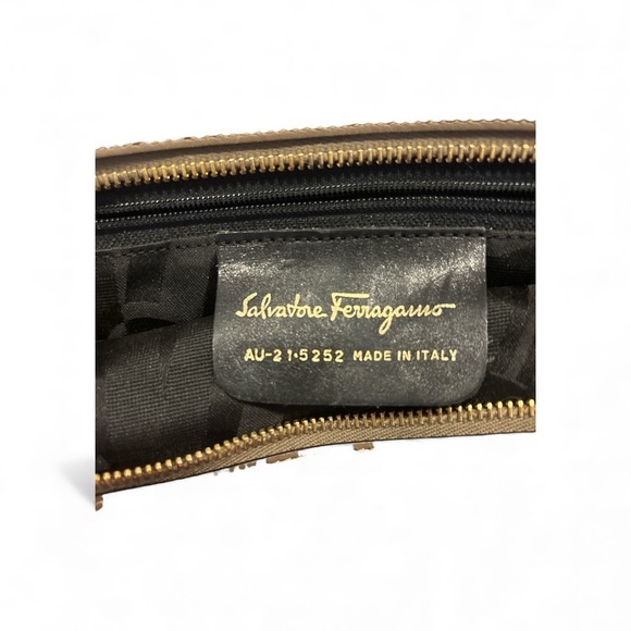 Salvatore Ferragamo Gancini Vara Shoulder Bag – Made in Italy - Picture 8 of 9